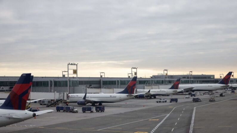 Aviones de Delta Airlines estacionados en las puertas de embarque del Aeropuerto Internacional John F. Kennedy el 11 de enero de 2023, en Nueva York. (Yuki Iwamura/AFP vía Getty Images)