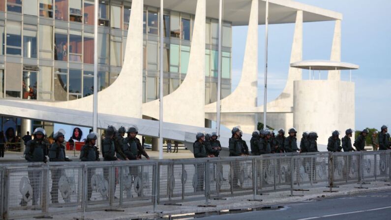 Guardias de seguridad frente al Palacio de Planalto en Brasilia, el 11 de enero de 2023. (Foto de SERGIO LIMA/AFP vía Getty Images)