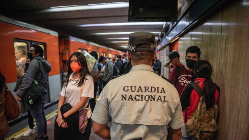 Un miembro de la Guardia Nacional patrulla en la estación de metro Bellas Artes en Ciudad de México (México), el 12 de enero de 2023. (Nicolas Asfouri/AFP vía Getty Images)