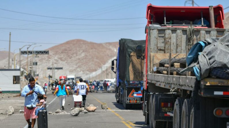 Manifestantes realizan un bloqueo en la carretera Panamericana a la altura de La Joya para exigir la renuncia de la presidenta peruana Dina Boluarte en Arequipa, Perú, el 12 de enero de 2023. (Diego Ramos/AFP vía Getty Images)