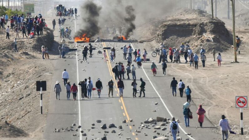 Manifestantes realizan un bloqueo en la carretera Panamericana a la altura de La Joya para exigir la renuncia de la presidenta peruana Dina Boluarte en Arequipa, Perú, el 12 de enero de 2023. (Diego Ramos/AFP vía Getty Images)