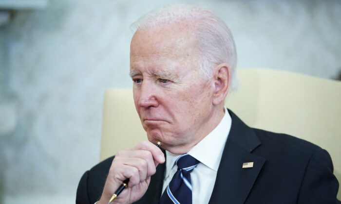 El presidente estadounidense, Joe Biden (der.), escucha al primer ministro japonés, Fumio Kishida, en el Despacho Oval de la Casa Blanca, el 13 de enero de 2023. (Mandel Ngan/AFP vía Getty Images)