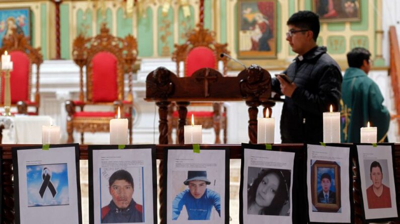 En iglesia católica de San Juan se exhiben fotografías de víctimas en memoria de los fallecidos en las protestas de cinco semanas contra la presidenta Dina Boluarte, el 15 de enero de 2023, en Puno, Perú. (JUAN CARLOS CISNEROS/AFP vía Getty Images)