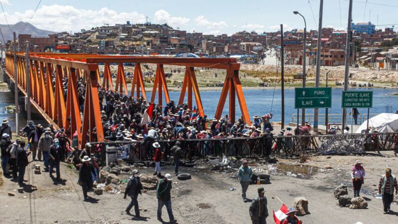 Miembros de comunidades aymaras realizan un bloqueo en el Puente Internacional de Ilave para protestar contra el gobierno de la presidenta peruana Dina Boluarte en Ilave, Puno, Perú, el 16 de enero de 2023. (JUAN CARLOS CISNEROS/AFP vía Getty Images)
