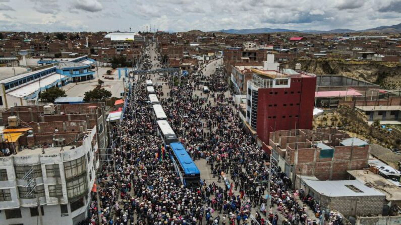 Personas despiden a manifestantes mientras parten hacia Lima para protestar contra el gobierno de la presidenta peruana Dina Boluarte en la ciudad de Ilave, Puno, sur de Perú el 17 de enero de 2023. (Juan Carlos Cisneros/AFP vía Getty Images)