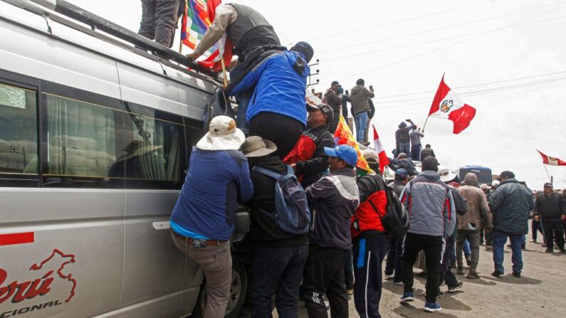 Manifestantes se preparan para partir hacia Lima para protestar contra el gobierno de la presidenta peruana Dina Boluarte en la ciudad de Ilave, Puno, sur de Perú el 17 de enero de 2023. (JUAN CARLOS CISNEROS/AFP vía Getty Images)