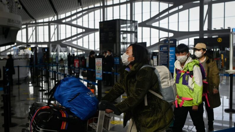 Pasajeros se preparan para facturar en el aeropuerto internacional de Daxing, en Beijing, el 19 de enero de 2023. (Wang Zhao/AFP vía Getty Images)
