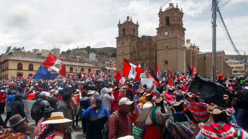 Manifestantes celebran una protesta contra el gobierno de la presidenta Dina Boluarte y para exigir su dimisión, en Puno, Perú, el 19 de enero de 2023. (Juan Carlos Cisneros/AFP vía Getty Images)