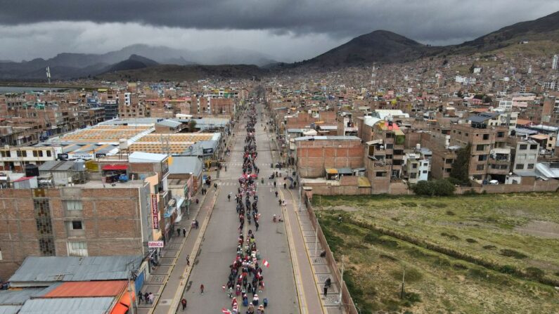 Manifestantes protestan contra el gobierno de la presidenta Dina Boluarte y para exigir su dimisión, en Puno, Perú, el 19 de enero de 2023. (JUAN CARLOS CISNEROS/AFP vía Getty Images)