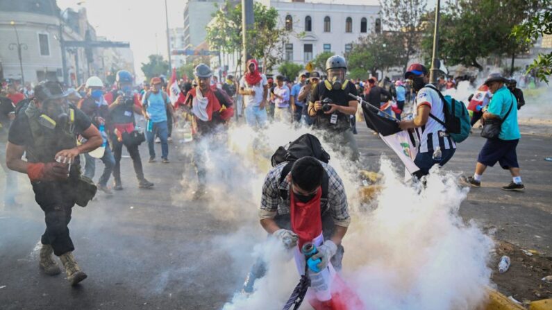 Manifestantes chocan con la policía antidisturbios durante una protesta contra el gobierno de la presidenta Dina Boluarte en Lima (Perú) el 19 de enero de 2023. (Ernesto Benavides/AFP vía Getty Images)