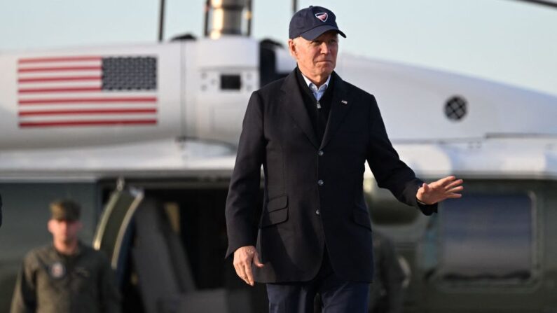 El presidente de Estados Unidos, Joe Biden, se marcha tras inspeccionar los daños causados por las inundaciones de las últimas tormentas, en el aeródromo federal de Moffett, en el condado de Santa Clara, en Mountain View, California, el 19 de enero de 2023. (Andrew Caballero-Reynolds/AFP vía Getty Images)