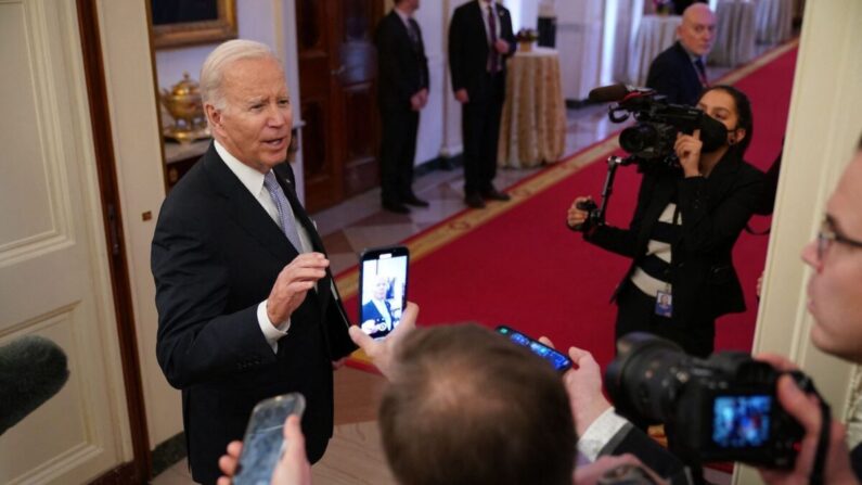 El presidente de Estados Unidos, Joe Biden, se marcha tras asistir a la reunión de invierno de la Conferencia de Alcaldes de Estados Unidos, en la Sala Este de la Casa Blanca en Washington, el 20 de enero de 2023. (Mandel Ngan/AFP vía Getty Images)
