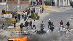 Manifestantes liberan policía retenido como rehén en Perú, según medios