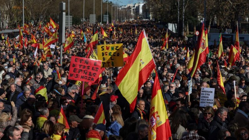 Manifestantes ondean banderas nacionales españolas mientras se reúnen durante una manifestación contra el gobierno convocada por grupos de derecha, en la Plaza de Cibeles en Madrid (España), el 21 de enero de 2023. (Pierre-Philippe Marcou/AFP vía Getty Images)