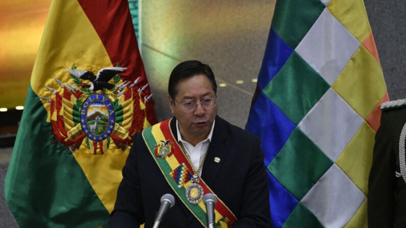 El presidente de Bolivia, Luis Arce, pronuncia un discurso durante una ceremonia para celebrar el decimocuarto aniversario del Estado Plurinacional de Bolivia en el palacio de gobierno Casa Grande del Pueblo en La Paz el 22 de enero de 2023. (AIZAR RALDES/AFP vía Getty Images)
