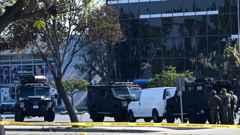 Personal de las fuerzas del orden en el exterior del lugar en Torrance, California, donde se cree que se esconde el presunto sospechoso del tiroteo masivo en el que murieron 10 personas en Monterey Park, California, el 22 de enero de 2023. (Robyn BECK / AFP vía Getty Images)