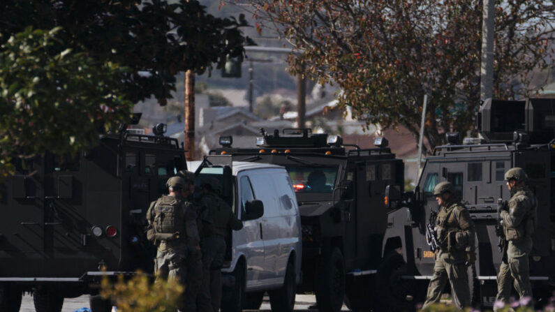 Las fuerzas del orden rodean una furgoneta blanca en un aparcamiento que está siendo investigada por una posible conexión con el tiroteo masivo anterior de Monterey Park el 22 de enero de 2023 en Torrance, California (EE.UU.). (Eric Thayer/Getty Images)