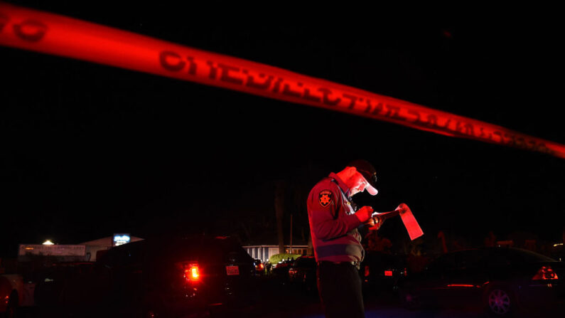 Un ayudante del sheriff del condado de San Mateo en la escena de un tiroteo en la carretera 92 en Half Moon Bay, California, el 23 de enero de 2023. (SUSANA BATES/AFP vía Getty Images)