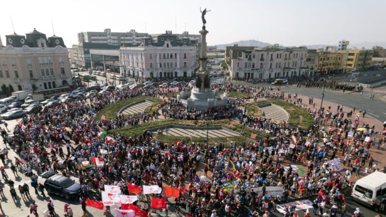 Vista aérea de manifestantes celebrando una protesta contra el gobierno de la presidenta de Perú, Dina Boluarte, pidiendo su renuncia y el cierre del Congreso, en una céntrica plaza de Lima el 24 de enero de 2023. (CARLOS REYES/AFP vía Getty Images)