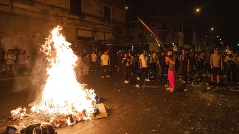 Manifestantes encienden una hoguera durante una manifestación contra el gobierno de la presidenta peruana Dina Boluarte en Lima el 26 de enero de 2023. (LUCAS AGUAYO/AFP vía Getty Images)