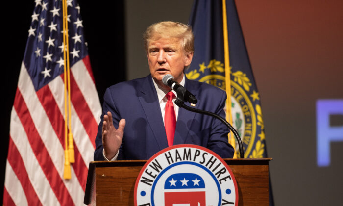 El expresidente Donald Trump habla en la reunión anual del Comité Estatal Republicano de New Hampshire, en Salem, New Hampshire, el 28 de enero de 2023. (Scott Eisen/Getty Images)