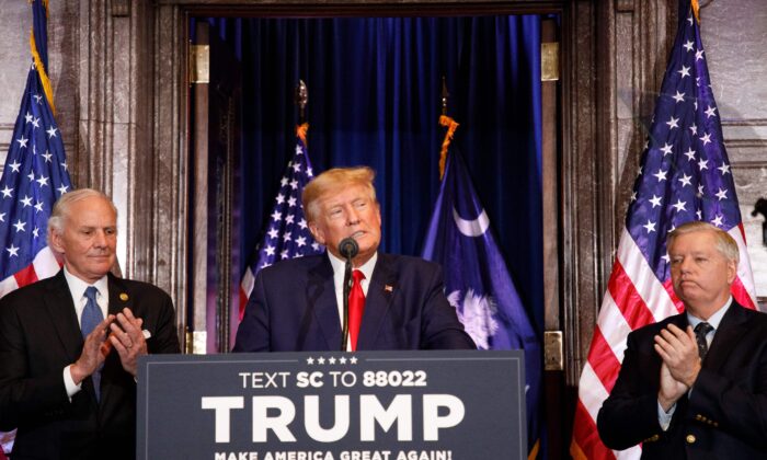 El expresidente Donald Trump, junto con el senador Lindsay Graham (R-S.C.) (der.) y el gobernador de Carolina del Sur, Henry McMaster (izq.), habla en un evento de la campaña electoral de 2024 en Columbia, Carolina del Sur, el 28 de enero de 2023 (Logan Cyrus/AFP vía Getty Images)