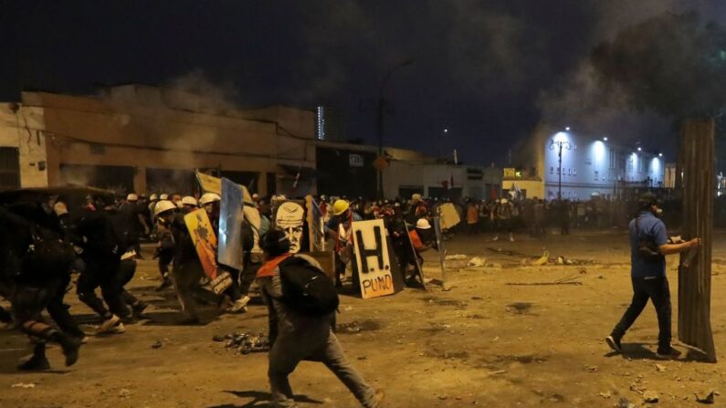 Manifestantes chocan con la policía antidisturbios durante una protesta contra el gobierno de la presidenta peruana Dina Boluarte en Lima (Perú) el 28 de enero de 2023. (Lucas Aguayo/AFP vía Getty Images)