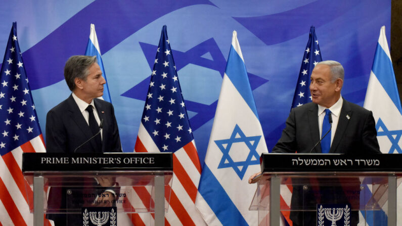 El secretario de Estado estadounidense Antony Blinken (izq.) y el primer ministro israelí Benjamin Netanyahu dan una rueda de prensa conjunta, el 30 de enero de 2023 en Jerusalén. (Debbie Hill/POOL/AFP vía Getty Images)