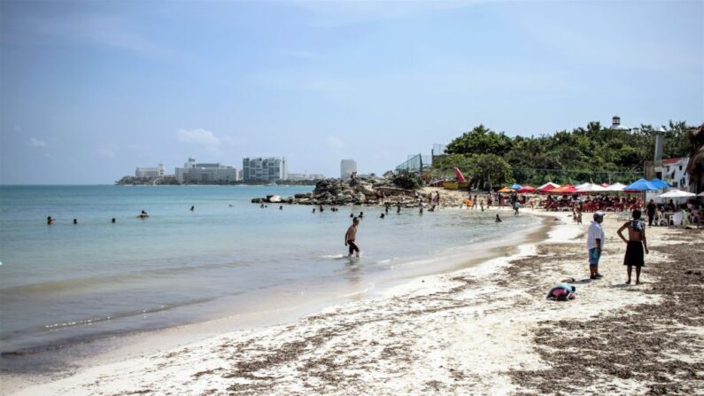  Turistas disfrutan de 'Playa Tortuga' un día después de que el huracán Delta golpeó cerca de Cancún el 8 de octubre de 2020 en Cancún, México. (Harold Alcocer/MediosyMedia/Getty Images)