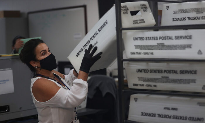 Una trabajadora del Departamento de Elecciones del condado de Miami-Dade trabaja en la tabulación de las papeletas de voto por correo que han sido devueltas en Doral, Florida, el 3 de noviembre de 2020. (Joe Raedle/Getty Images)