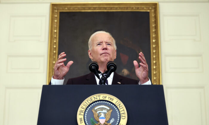 El presidente estadounidense Joe Biden habla sobre la lucha contra la pandemia de coronavirus en el Comedor de Estado de la Casa Blanca en Washington el 9 de septiembre de 2021. (Kevin Dietsch/Getty Images)