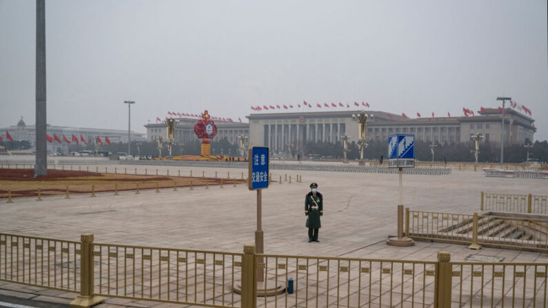 Un policía monta guardia en la plaza de Tiananmen antes de la sesión de clausura de la Asamblea Popular Nacional en el Gran Salón del Pueblo de Beijing, China, el 11 de marzo de 2022. (Kevin Frayer/Getty Images)
