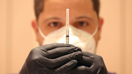 Admin. Biden lanza iniciativa de USD 5000 millones para desarrollar nuevas vacunas y terapias anti-COVID