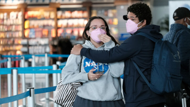 Viajeros con mascarilla caminan por el interior del aeropuerto John F. Kennedy el 19 de abril de 2022 en Nueva York. (Spencer Platt/Getty Images)
