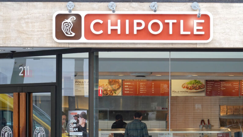 Un cliente pide comida en un restaurante Chipotle el 26 de abril de 2022 en San Francisco, California (EE.UU.). (Justin Sullivan/Getty Images)