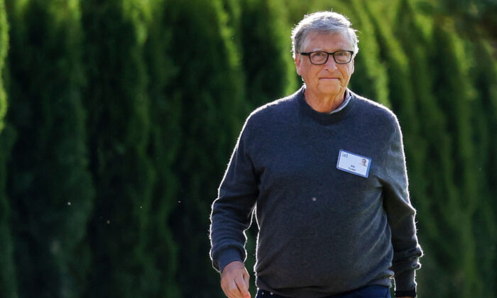 Bill Gates, cofundador de Microsoft y presidente de la Fundación Gates, camina hacia una sesión matutina durante la conferencia Allen & Company Sun Valley, en Sun Valley, Idaho, el 8 de julio de 2022. (Kevin Dietsch/Getty Images)
