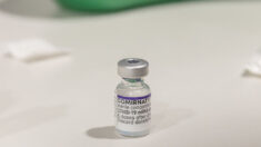 Cirujano plástico de Utah presuntamente destruyó vacunas contra COVID y administró dosis falsas a niños