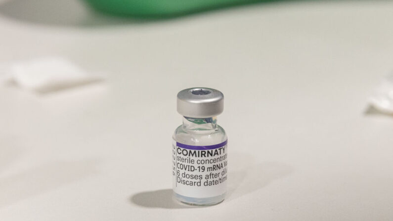 Un envase de la vacuna contra el COVID-19 de mRNA de Pfizer-BioNTech en la Exhibition Pharmacy el 11 de julio de 2022 en Melbourne, Australia. (Asanka Ratnayake/Getty Images)
