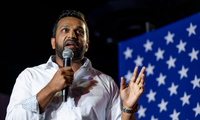 Kash Patel, exjefe de gabinete del Departamento de Defensa, habla durante un evento de campaña para los candidatos republicanos a las elecciones en el restaurante y bar Whiskey Roads en Tucson, Arizona, el 31 de julio de 2022. (Brandon Bell/Getty Images)
