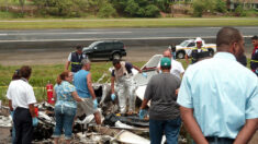 Dos aeronaves fumigadoras chocan en Panamá, un piloto está en estado crítico