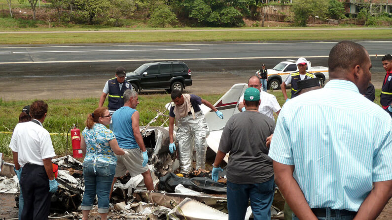 En una fotografía de archivo, rescatistas, bomberos y personal del Ministerio Público inspeccionan los restos de una avioneta que se estrelló en el aeropuerto Marcos Gelabert, en la antigua base aérea estadounidense de Ciudad de Panamá, Panamá, el 6 de abril de 2012. (Juan Jose Rodriguez/AFP vía Getty Images)