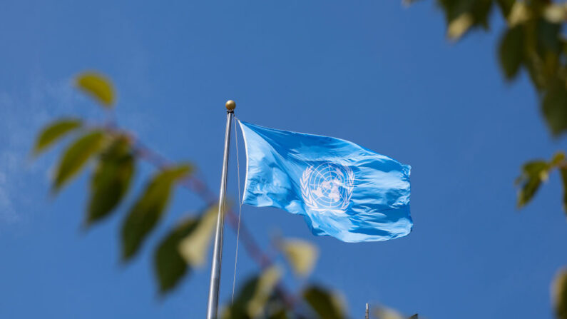 La bandera de las Naciones Unidas (ONU) ondea antes de la 77ª sesión de la Asamblea General de las Naciones Unidas, el 19 de septiembre de 2022 en la ciudad de Nueva York. (Anna Moneymaker/Getty Images).
