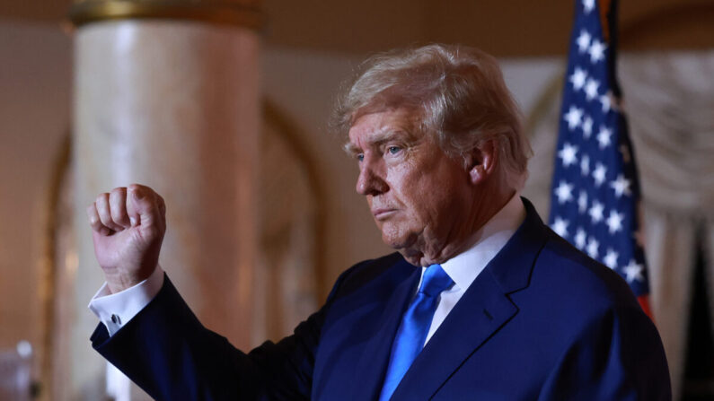 El expresidente de Estados Unidos Donald Trump habla durante un acto de la noche electoral en Mar-a-Lago en Palm Beach, Florida, el 8 de noviembre de 2022. (Joe Raedle/Getty Images)
