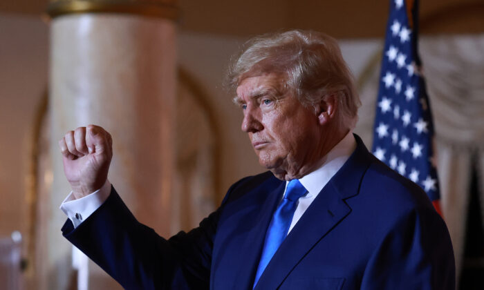 El expresidente de Estados Unidos, Donald Trump, habla durante un evento en la noche de las elecciones en Mar-a-Lago en Palm Beach, Florida, el 8 de noviembre de 2022. (Joe Raedle/Getty Images)