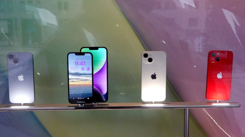 iPhones de Apple se muestran en una tienda de Apple el 28 de noviembre de 2022 en Chicago, Illinois. (Scott Olson/Getty Images)
