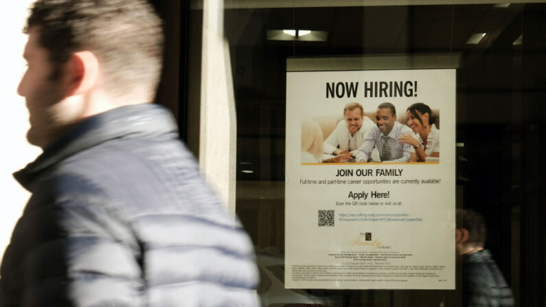 Un cartel de "ahora contratando" se muestra en una ventana de una tienda en Manhattan el 02 de diciembre de 2022 en la ciudad de Nueva York. (Spencer Platt/Getty Images)