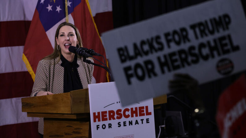 La presidenta del Comité Nacional Republicano, Ronna McDaniel, habla durante un acto de campaña del candidato republicano al Senado por Georgia, Herschel Walker, el 5 de diciembre de 2022 en Kennesaw, Georgia. (Alex Wong/Getty Images)