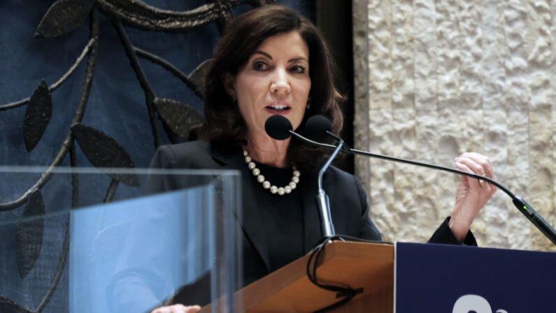 La gobernadora de Nueva York, Kathy Hochul, se une a otros políticos y líderes judíos para una conferencia sobre el aumento de incidentes antisemitas en los Estados Unidos en la Sinagoga Lincoln Square en Manhattan el 12 de diciembre de 2022 en la ciudad de Nueva York. (Spencer Platt/Getty Images)