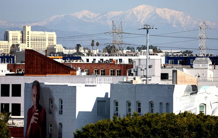 Las montañas nevadas de San Gabriel son visibles más allá del centro de Los Ángeles el 14 de diciembre de 2022 en Los Ángeles, California. (Mario Tama/Getty Images)