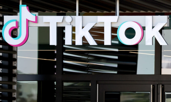 El logotipo de TikTok en una oficina de TikTok, en Culver City, California, el 20 de diciembre de 2022. (Mario Tama/Getty Images)
